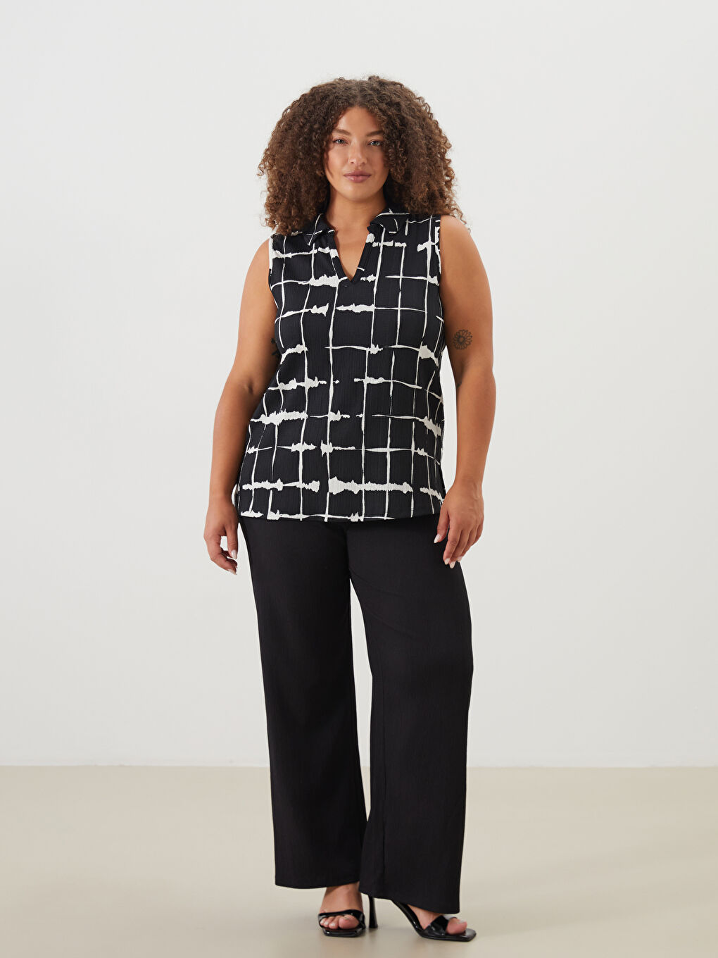 LCWAIKIKI Classic Collared Neck Patterned Blouse -S5IK95Z8-LRA