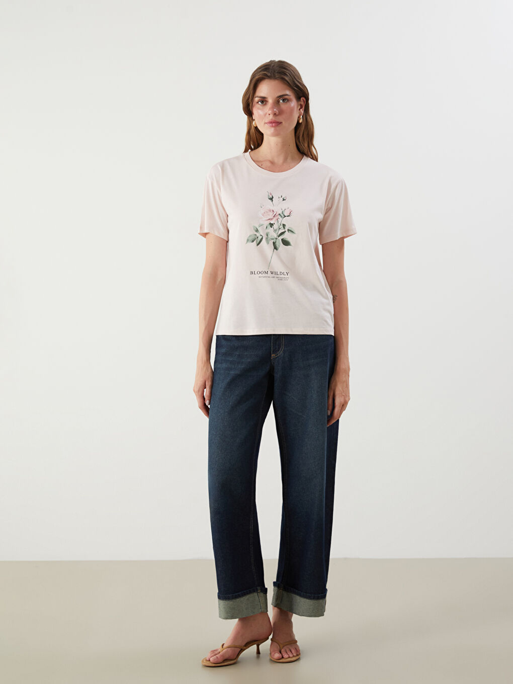 Pembe Bisiklet Yaka Çiçekli Kadın Tişört-1