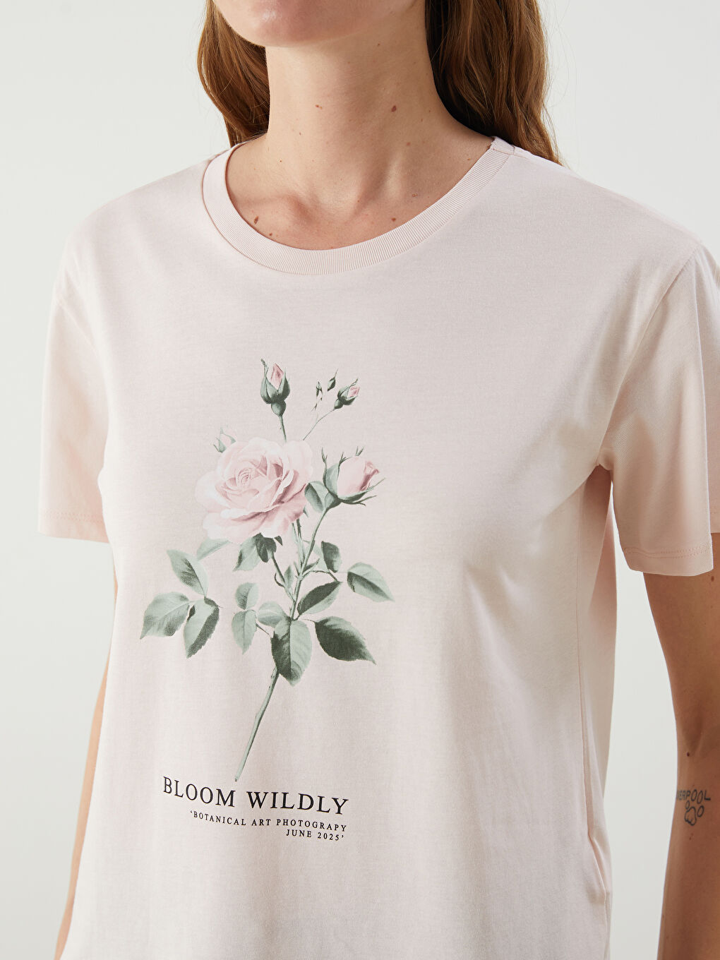 Pembe Bisiklet Yaka Çiçekli Kadın Tişört-2