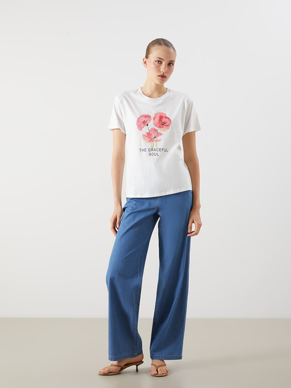 Ekru Bisiklet Yaka Çiçek Baskılı Kadın Tişört-1