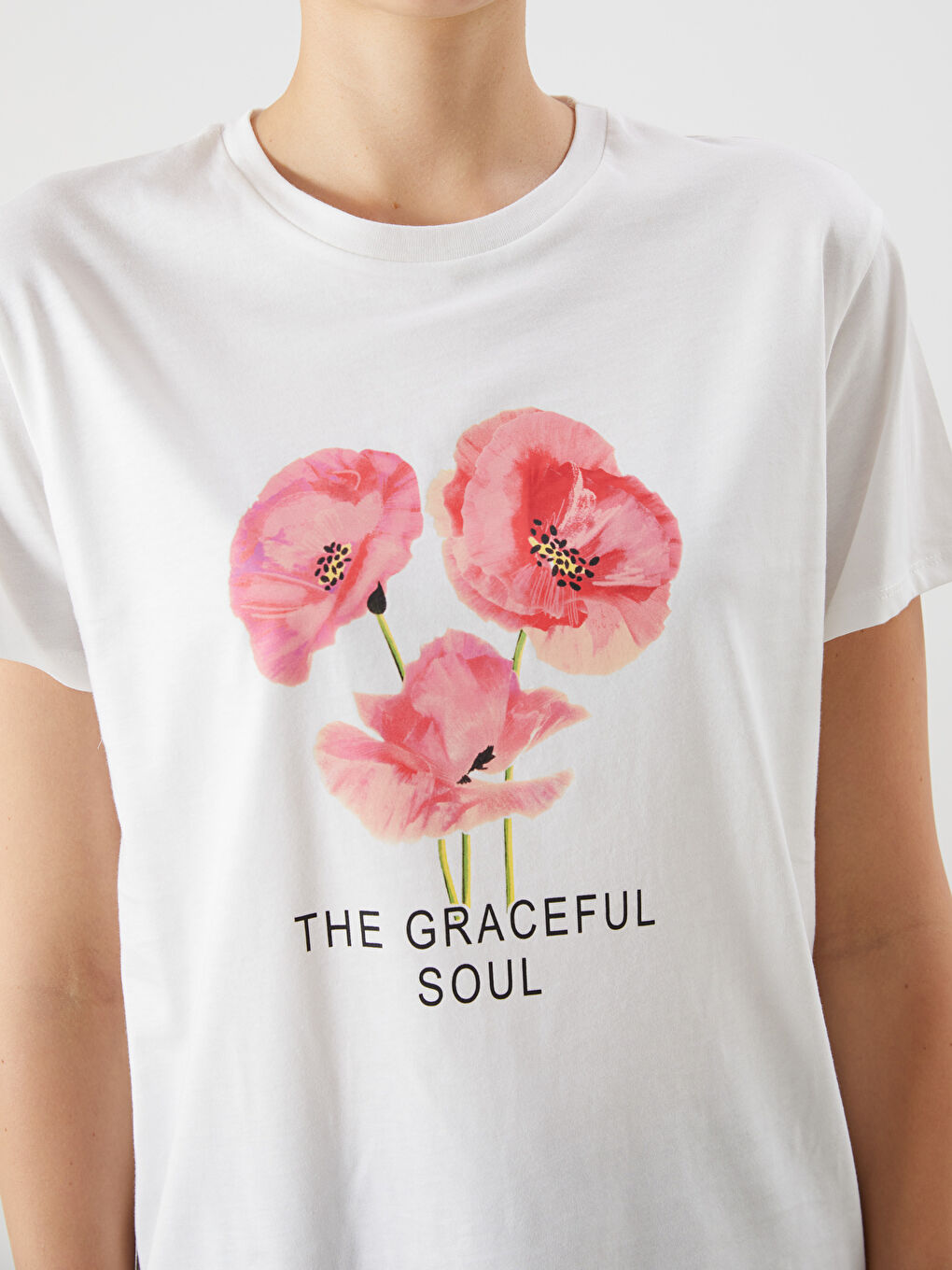 Ekru Bisiklet Yaka Çiçek Baskılı Kadın Tişört-2