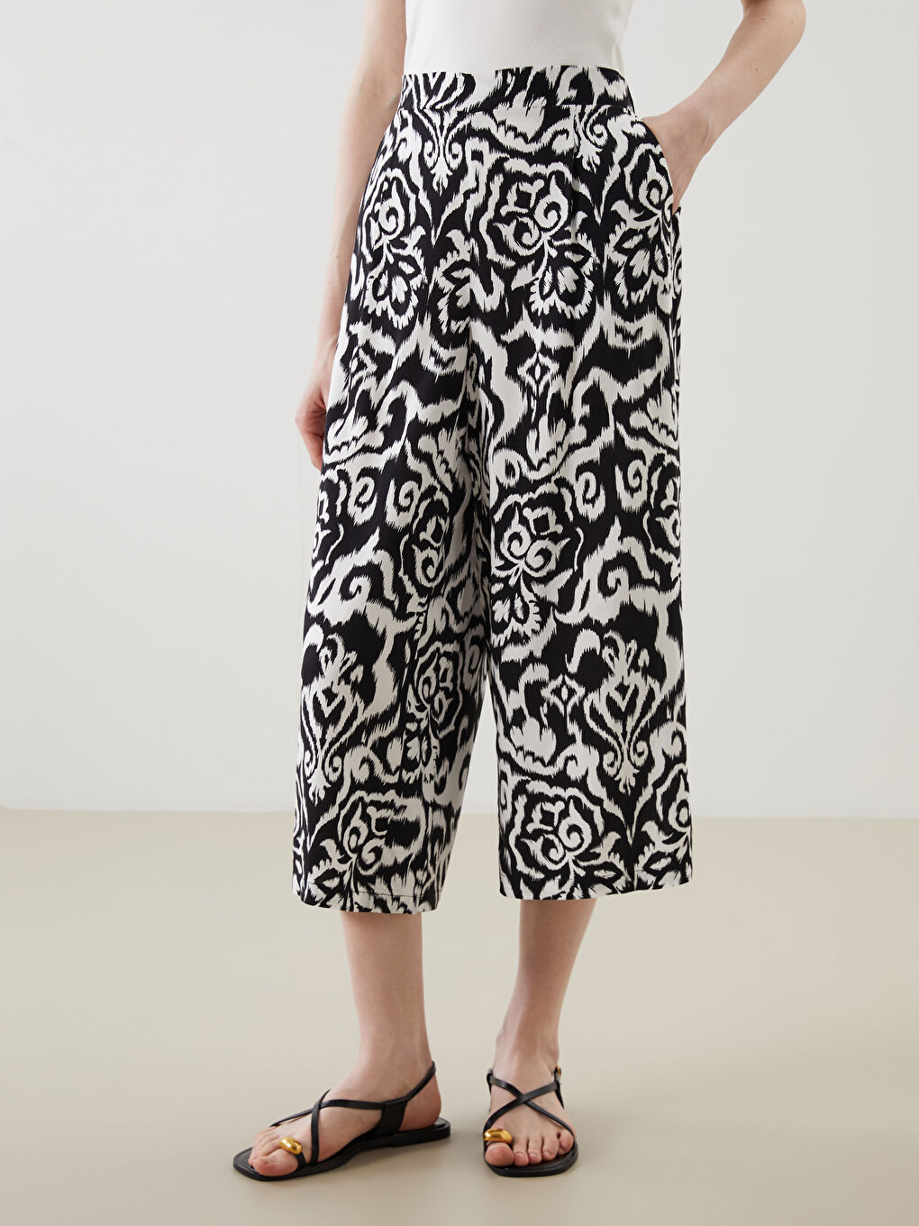 CRNA Kapri pantalone Žena -S5IQ36Z8-SW6