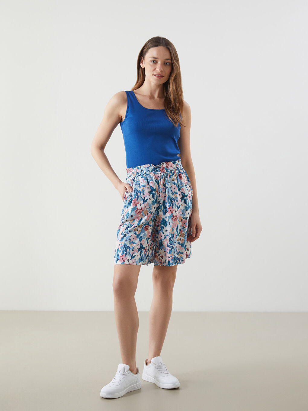LCWAIKIKI Classic Elastischer Bund Blumige Shorts für Damen -S5IQ37Z8-LT4