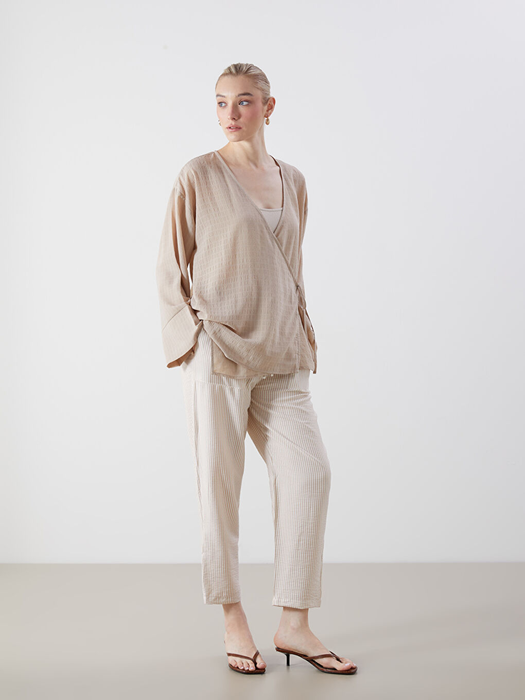 Elastic Waist Carrot Fit Striped Women's Trousers