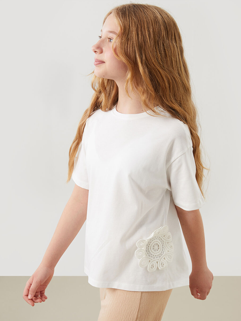 Ekru Bisiklet Yaka Dantel Detaylı Kız Çocuk Tişört