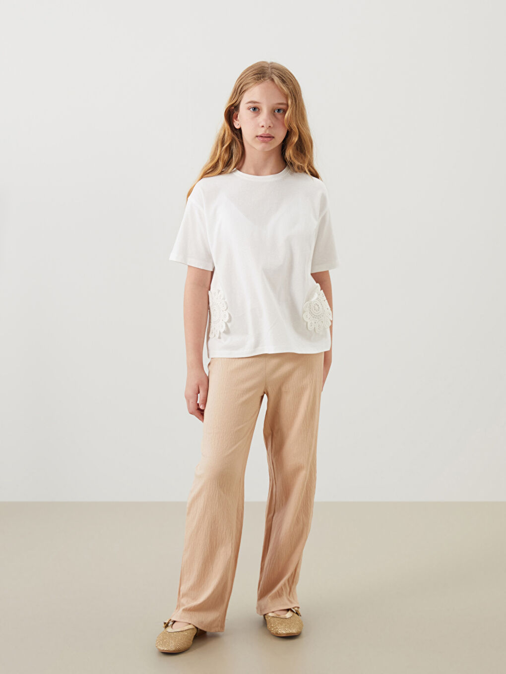 Ekru Bisiklet Yaka Dantel Detaylı Kız Çocuk Tişört-1