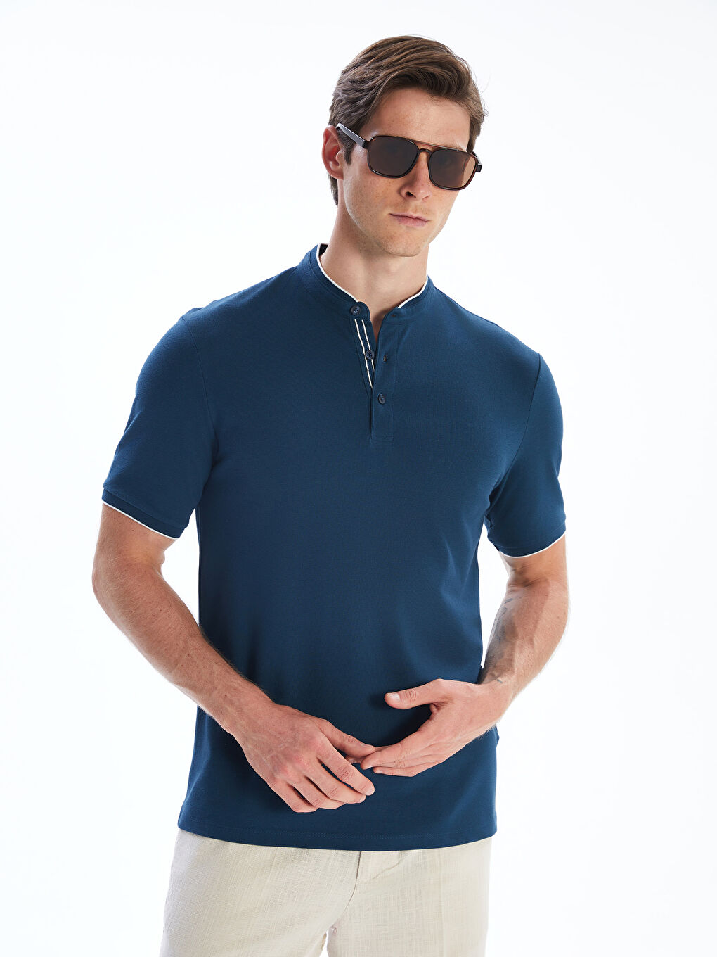 یه‌خه‌ی باوه‌ گه‌وره‌ تیشێرتی پیاوان له‌ پێكێ