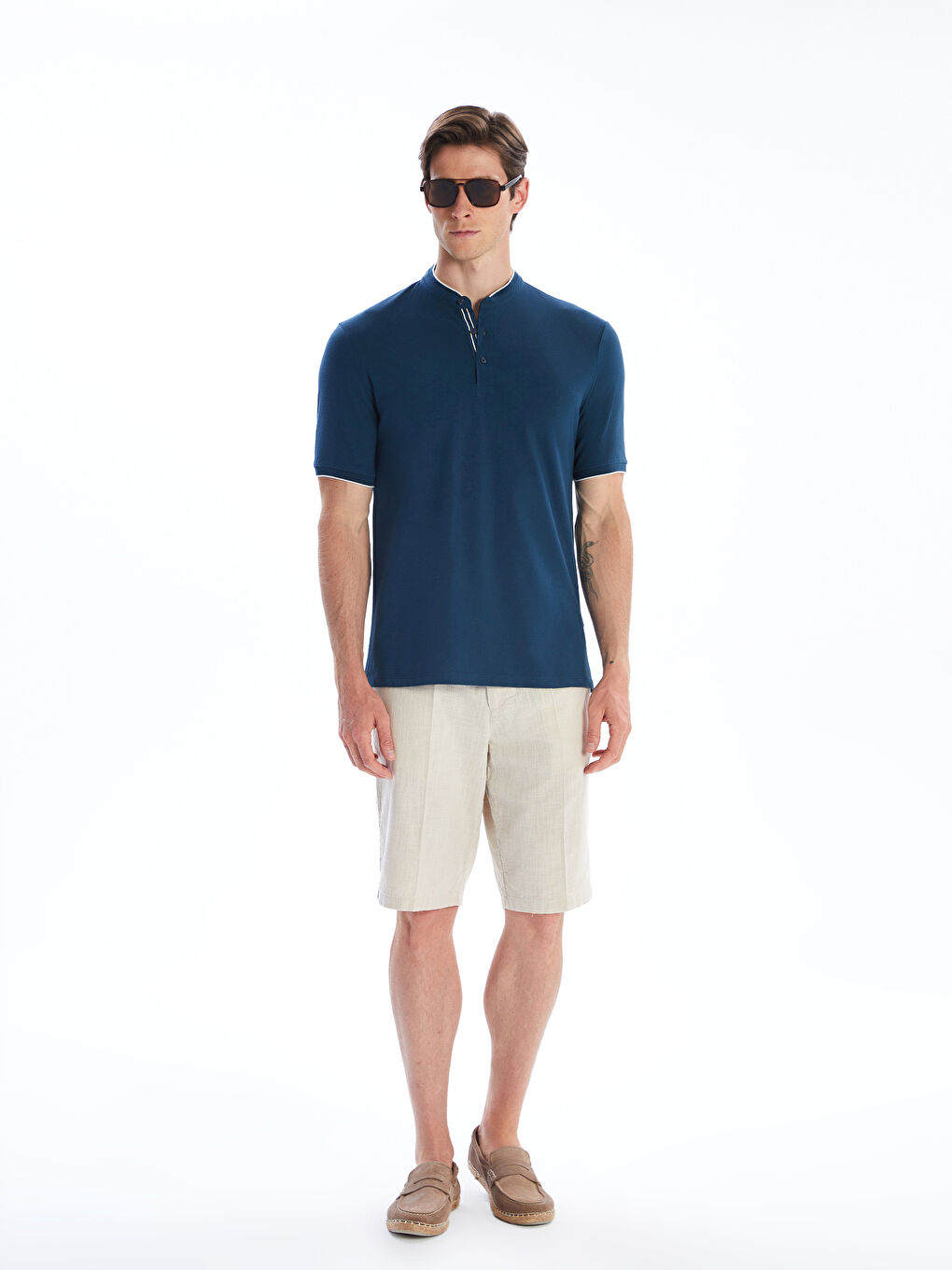 یه‌خه‌ی باوه‌ گه‌وره‌ تیشێرتی پیاوان له‌ پێكێ-1