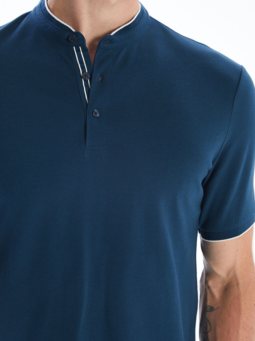 یه‌خه‌ی باوه‌ گه‌وره‌ تیشێرتی پیاوان له‌ پێكێ-2