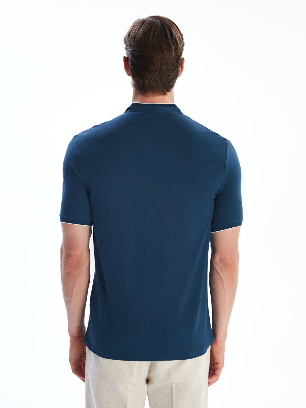 یه‌خه‌ی باوه‌ گه‌وره‌ تیشێرتی پیاوان له‌ پێكێ-3