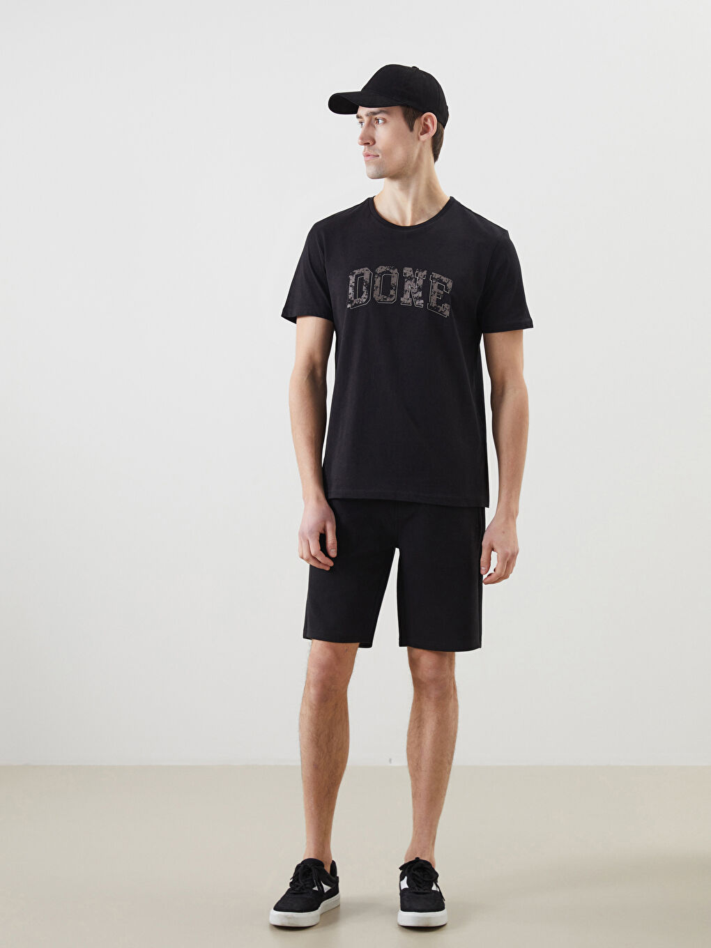 Siyah Bisiklet Yaka Baskılı Penye Erkek Tişört-1