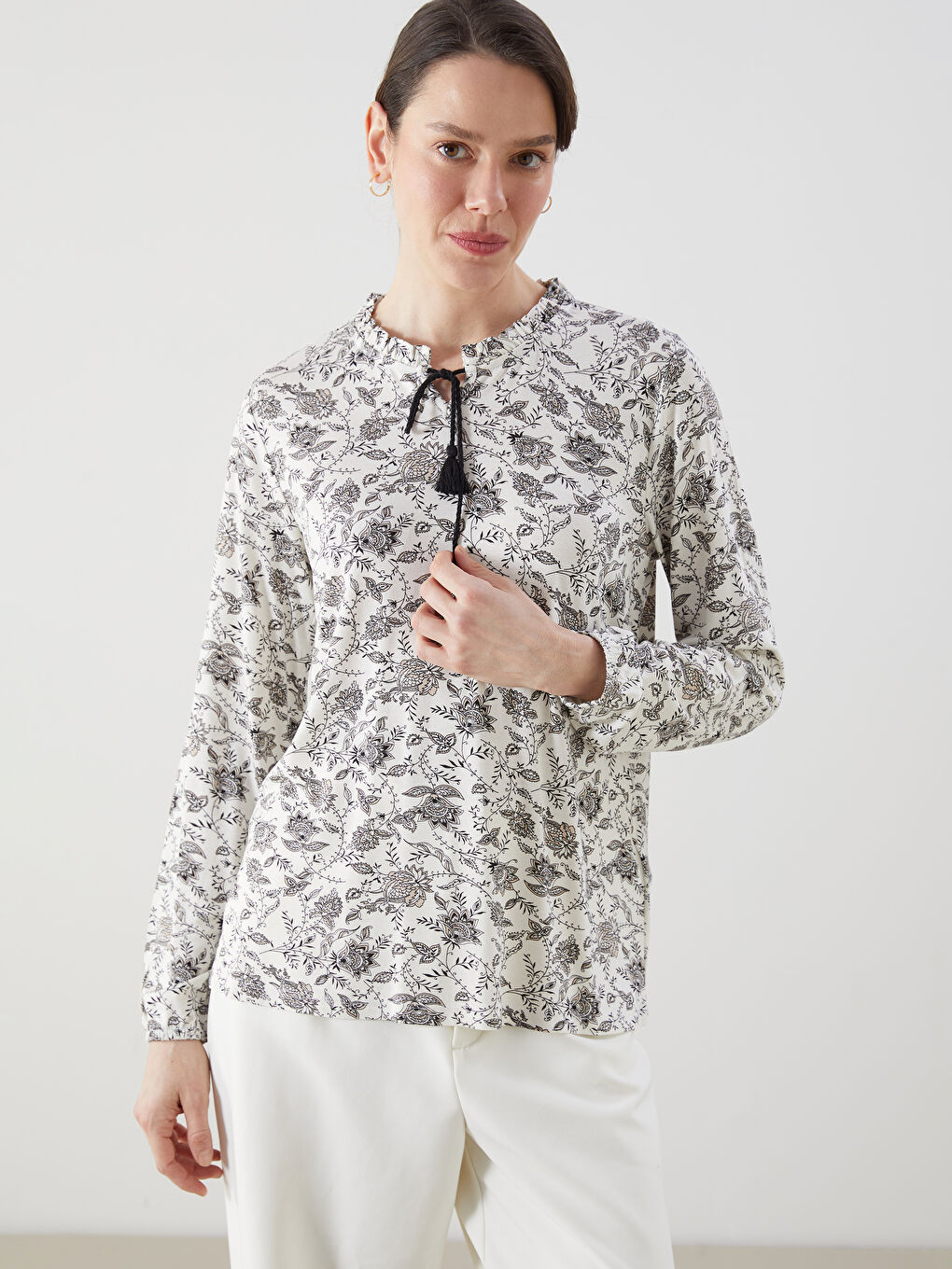 Ekru Bağlamalı Yaka Desenli Kadın Bluz