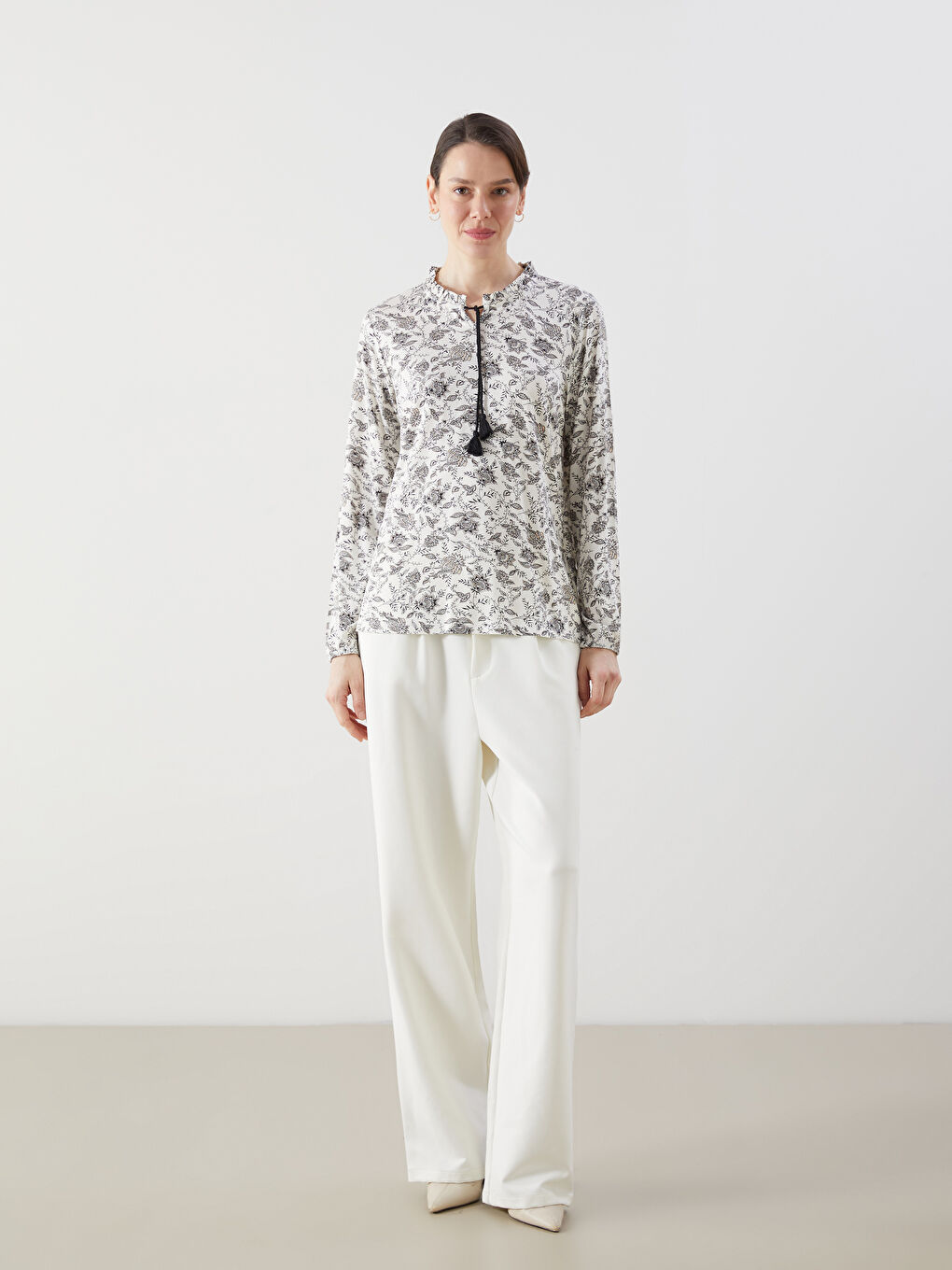 Ekru Bağlamalı Yaka Desenli Kadın Bluz-1