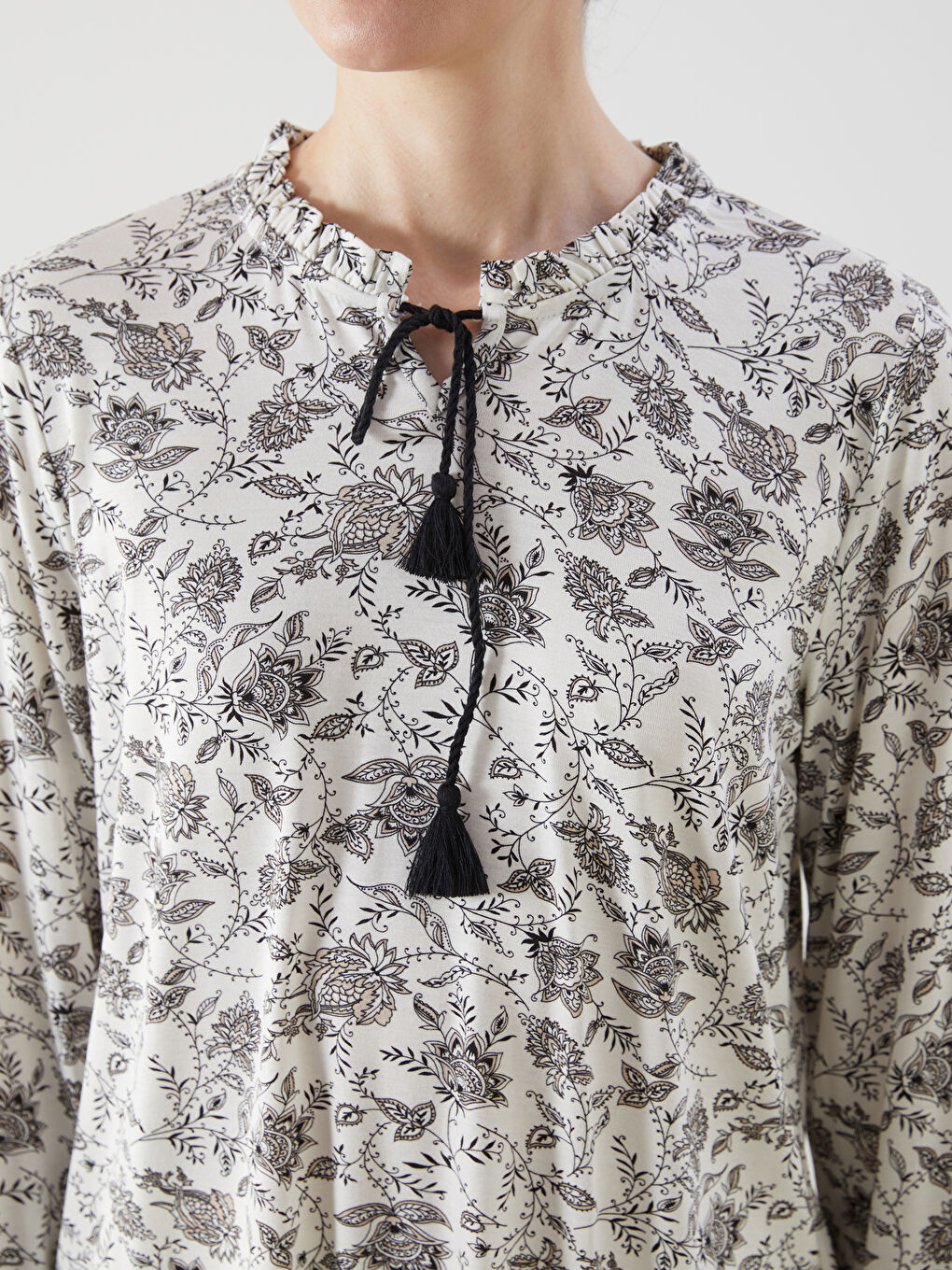 Ekru Bağlamalı Yaka Desenli Kadın Bluz-2