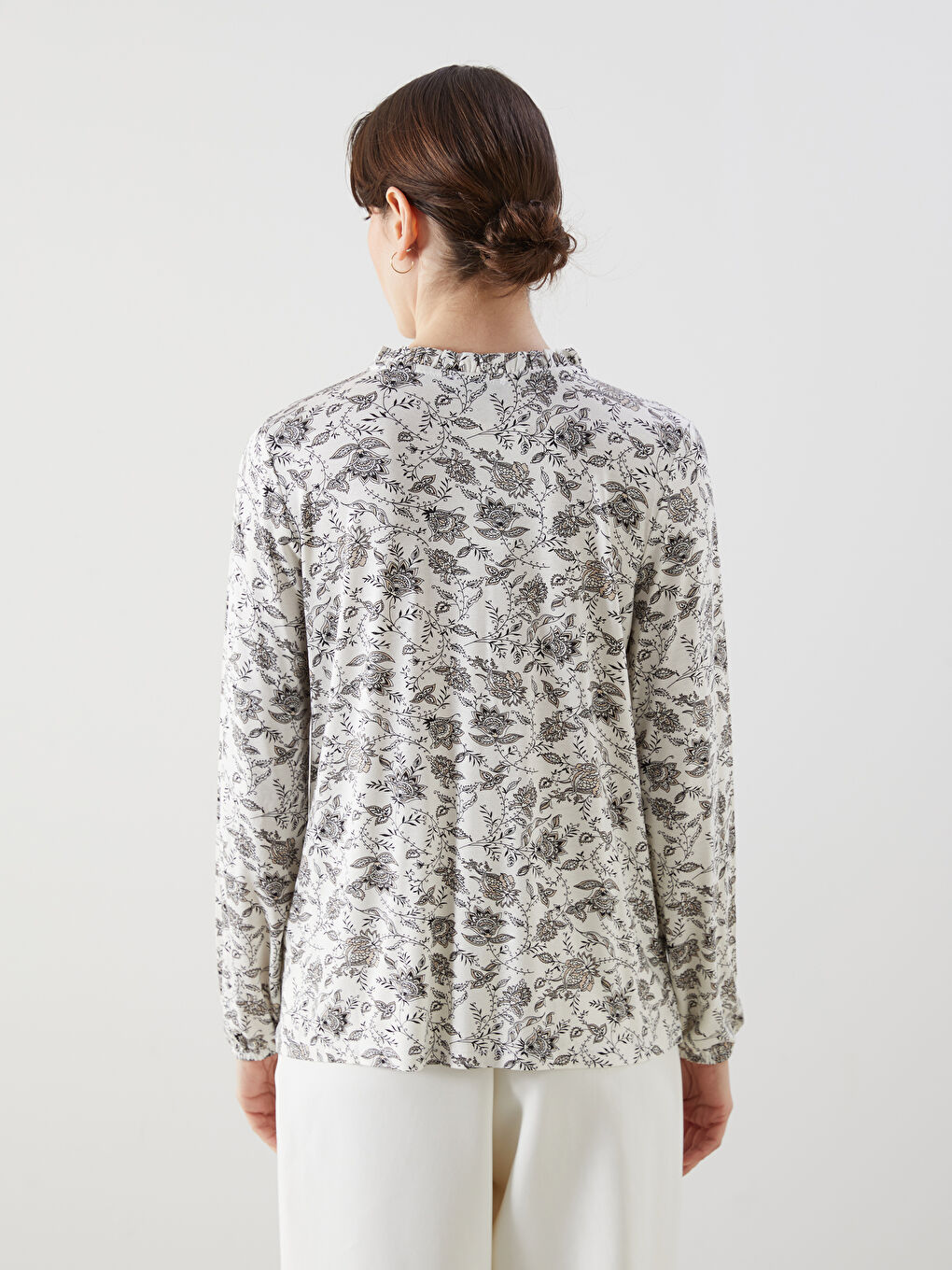 Ekru Bağlamalı Yaka Desenli Kadın Bluz-3