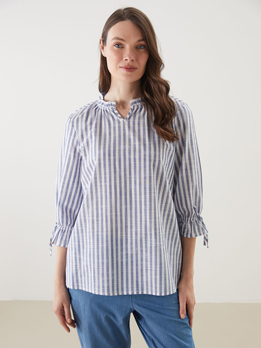 Ойық жағалы жолақты блузка