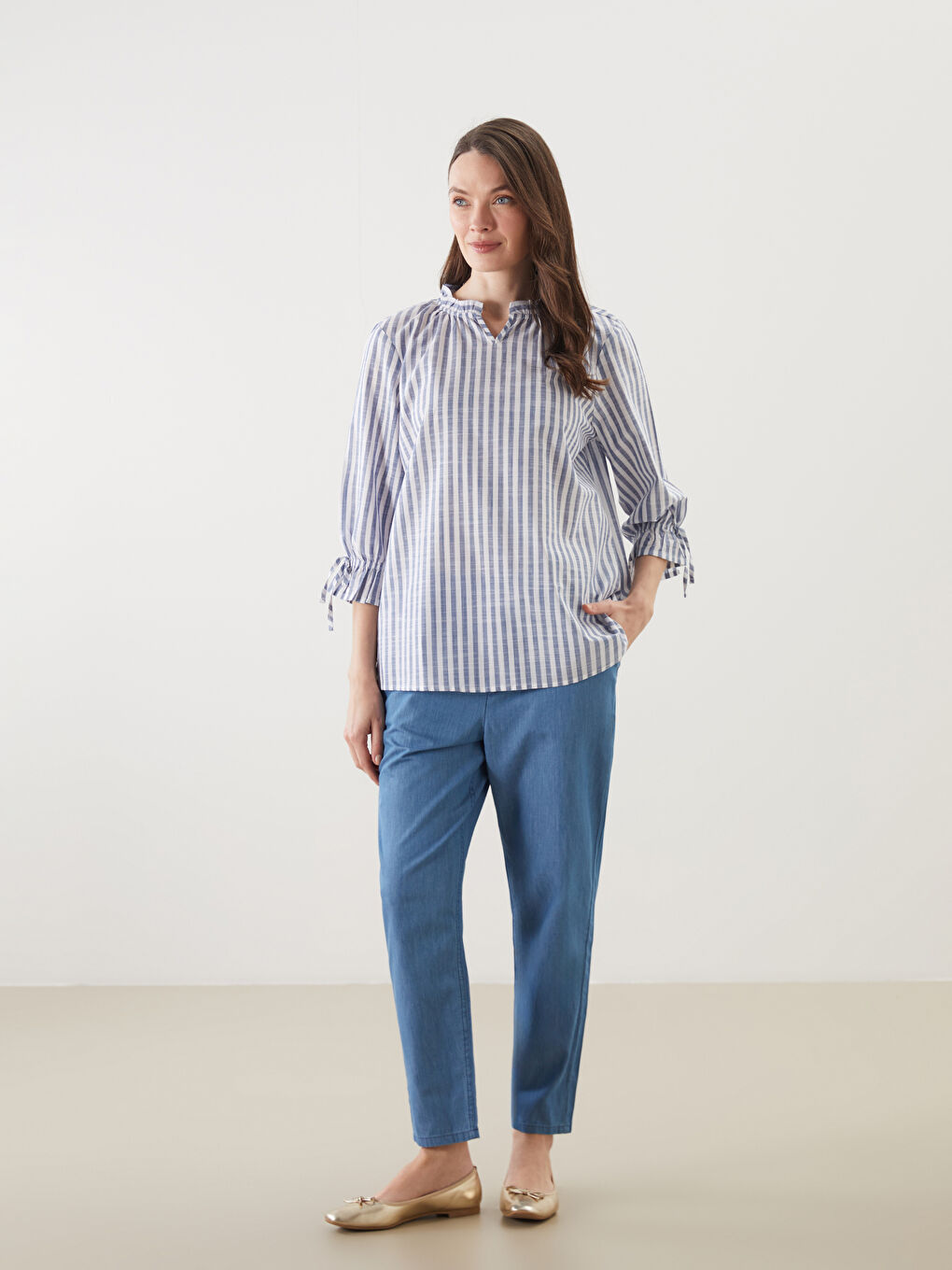 Ойық жағалы жолақты блузка-1