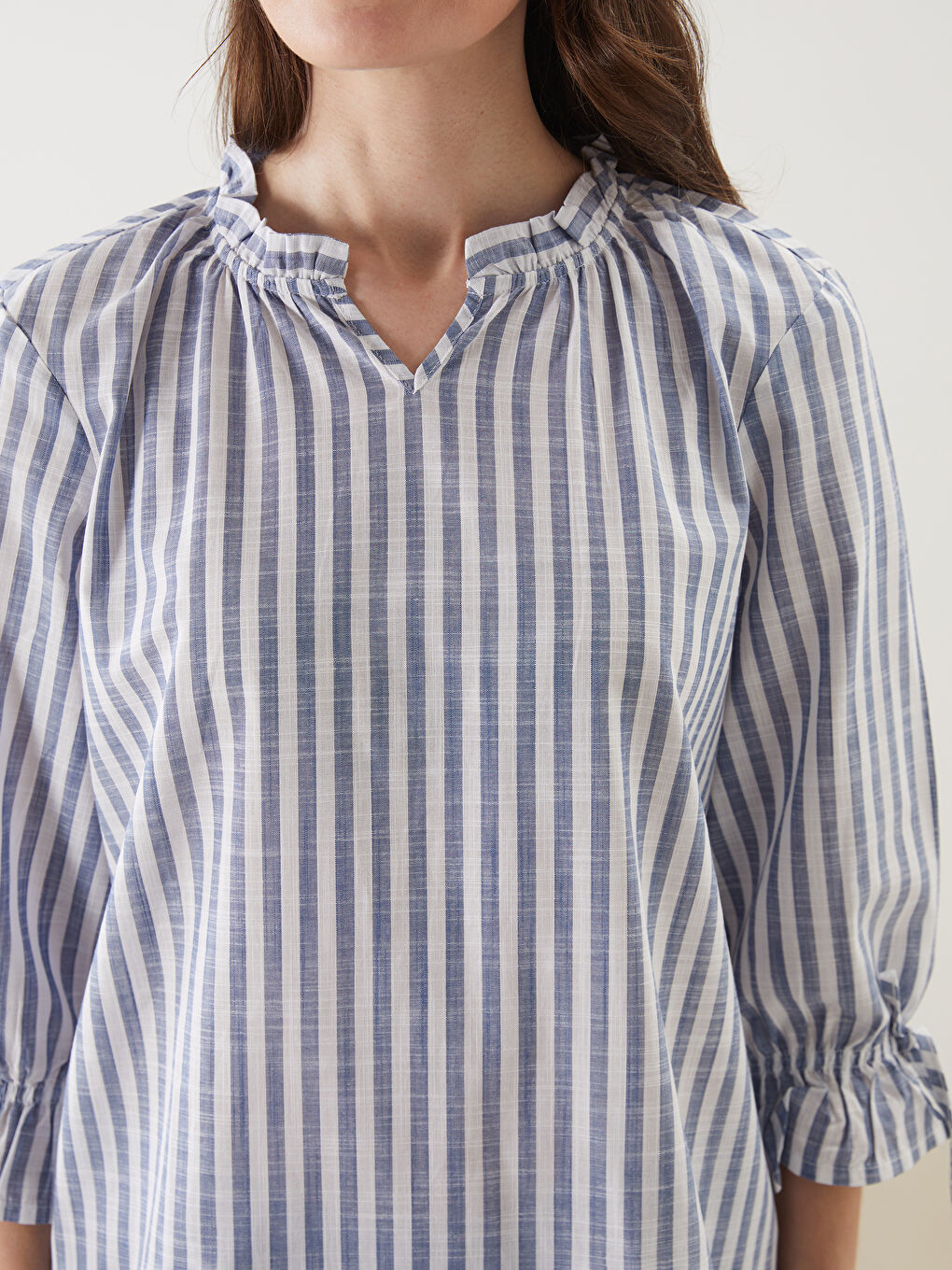 Ойық жағалы жолақты блузка-2