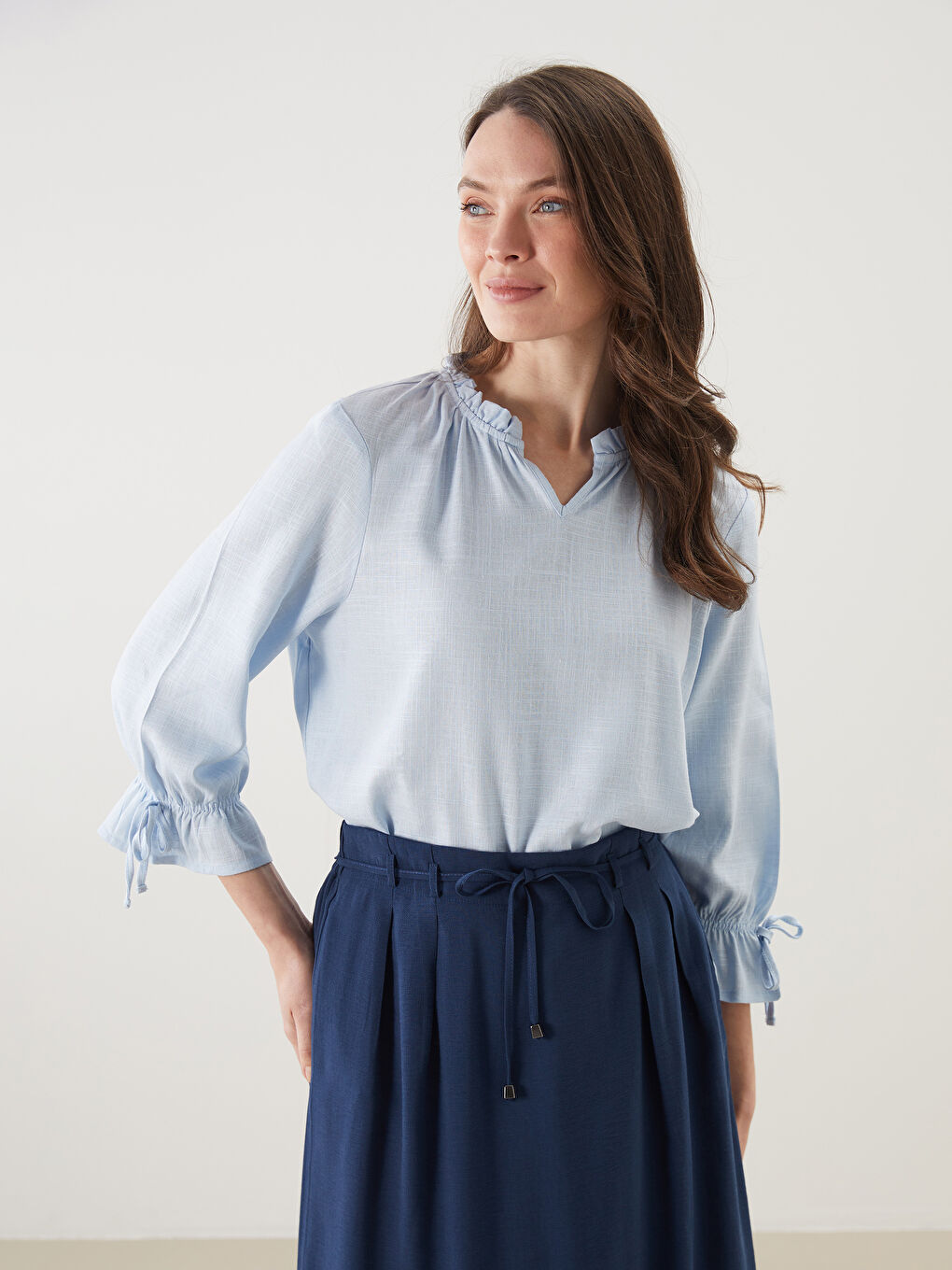 Μπλούζα από μείγμα λινού με λαιμόκοψη με εγκοπή