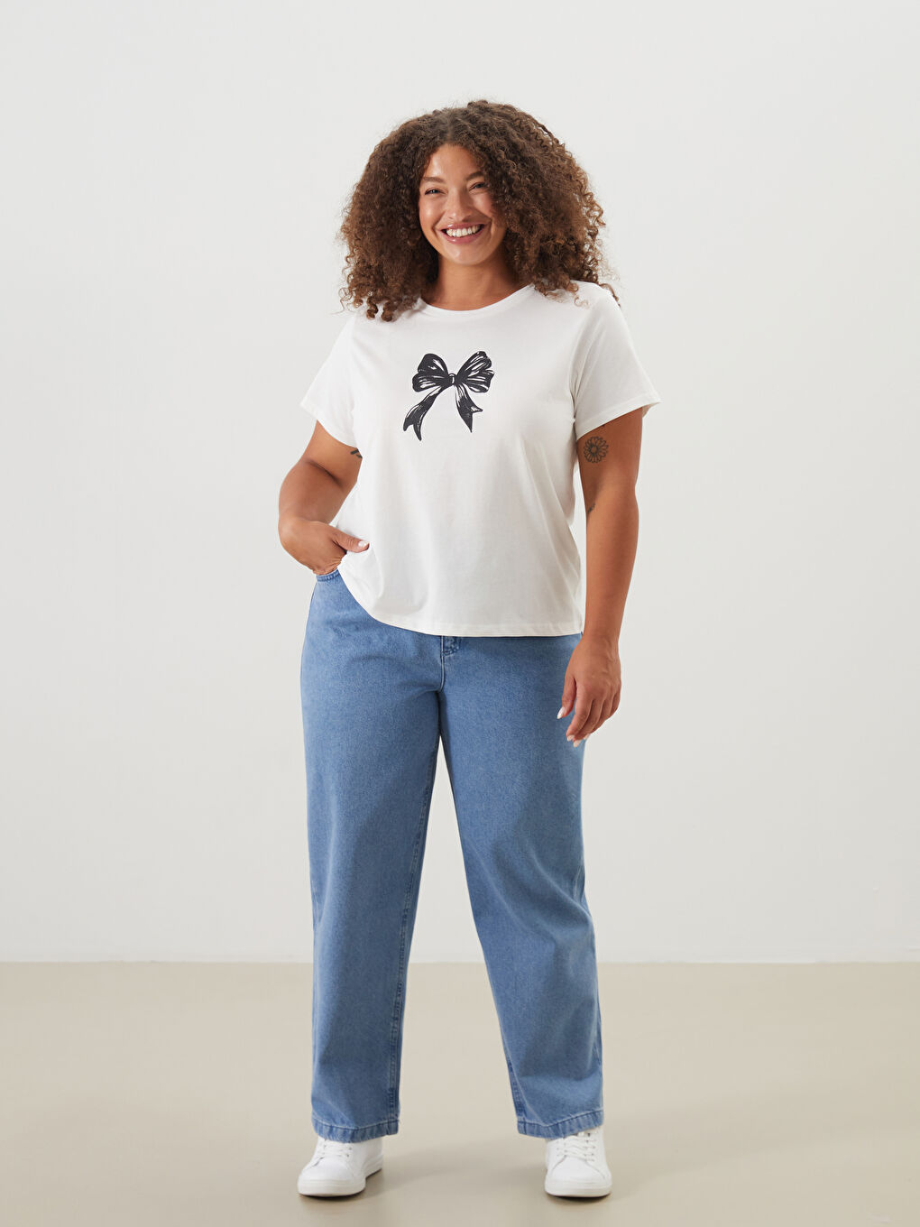 تي شيرت مطبوع بعقدة وياقة دائرية للسيدات-1