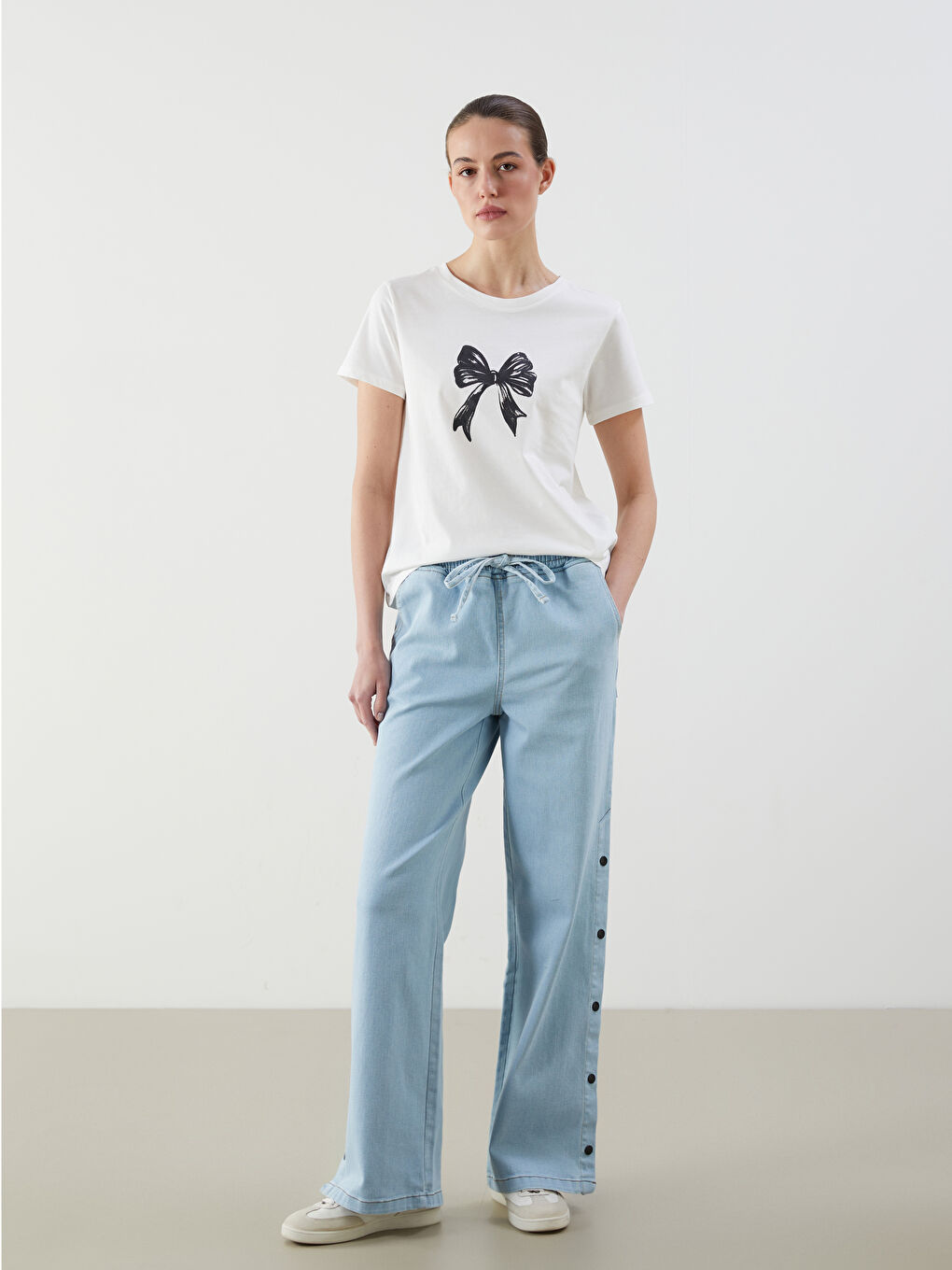 تي شيرت مطبوع بعقدة وياقة دائرية للسيدات-2