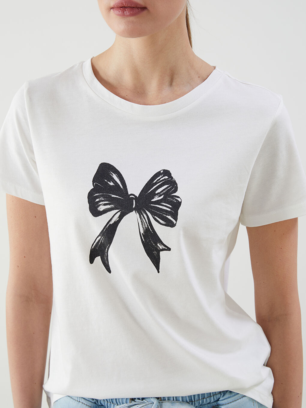 تي شيرت مطبوع بعقدة وياقة دائرية للسيدات-3