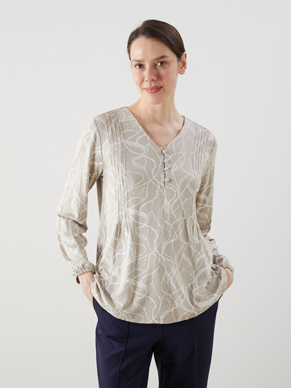 V-ს ფორმის დეკოლტეს ნიმუშიანი ბლუზი ქალებისთვის