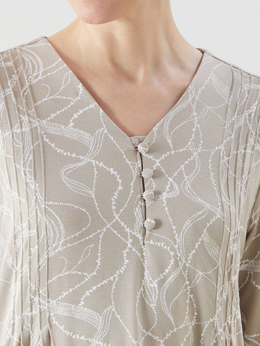 V-ს ფორმის დეკოლტეს ნიმუშიანი ბლუზი ქალებისთვის-2