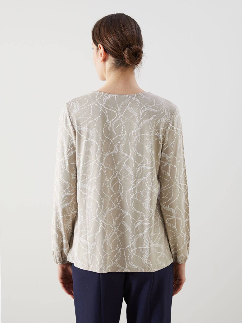 V-ს ფორმის დეკოლტეს ნიმუშიანი ბლუზი ქალებისთვის-3