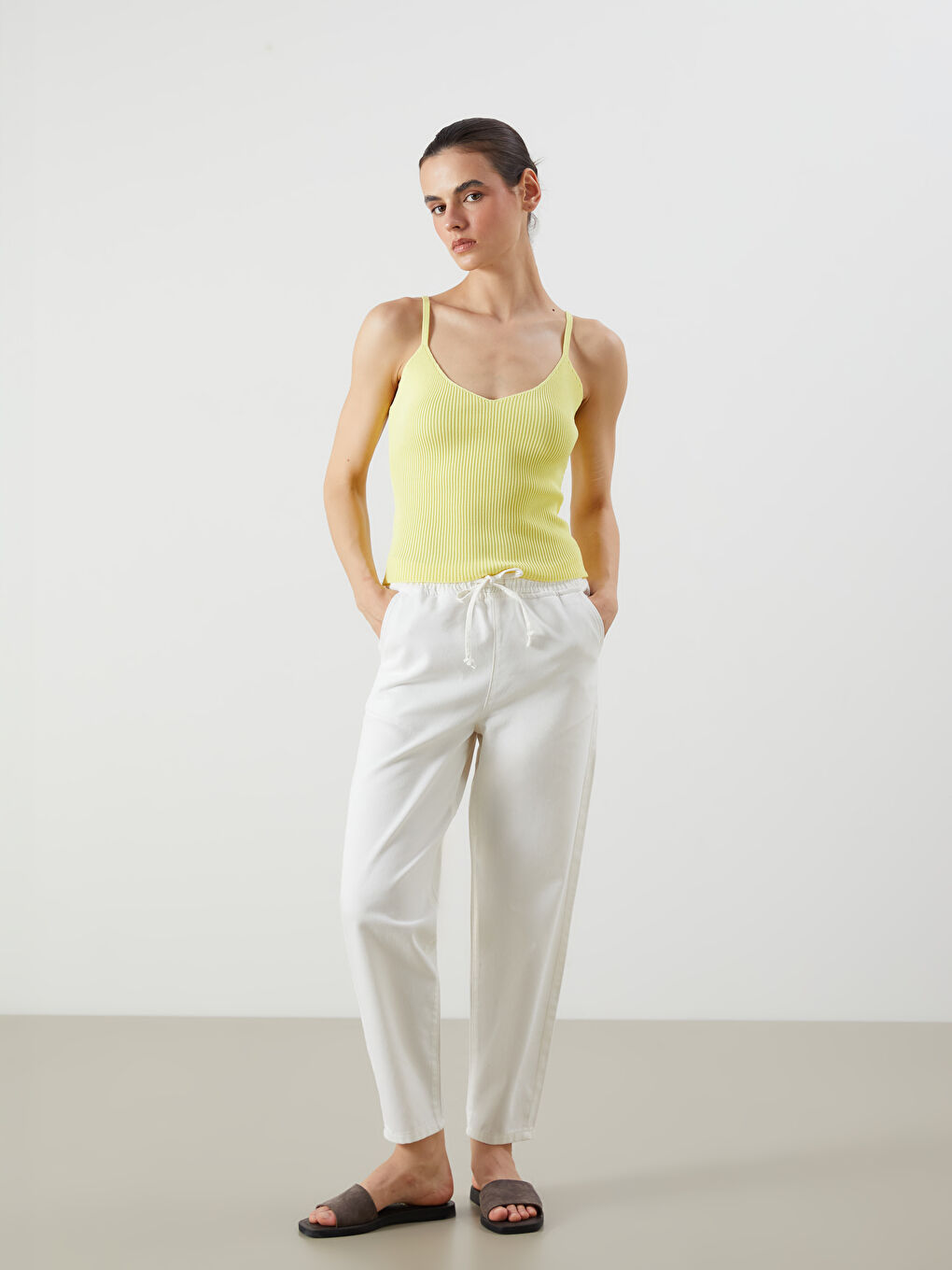 Beyaz Beli Lastikli Mom Fit Kadın Jean Pantolon