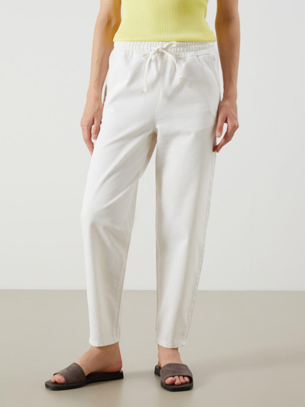 Beyaz Beli Lastikli Mom Fit Kadın Jean Pantolon-1