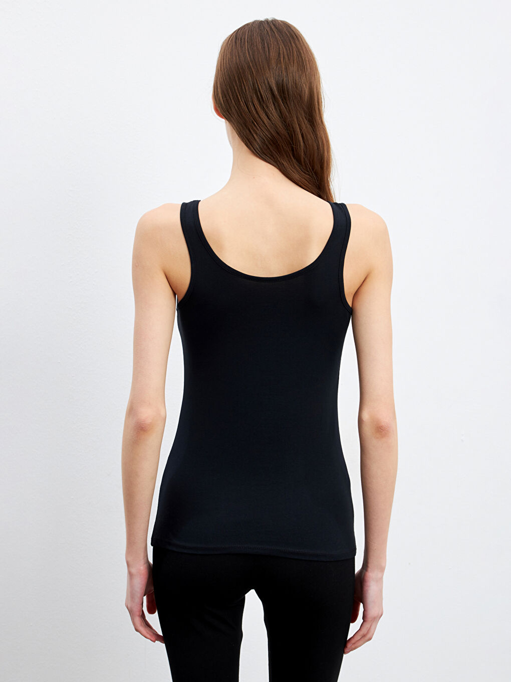 Женская майка с U-образным вырезом-7