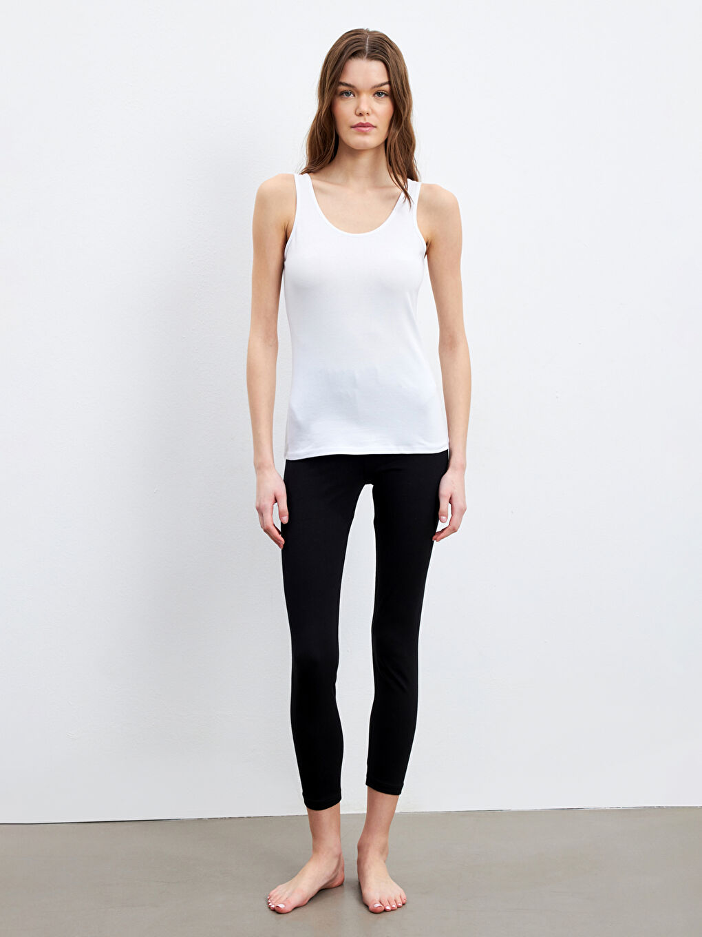 Женская майка с U-образным вырезом-3