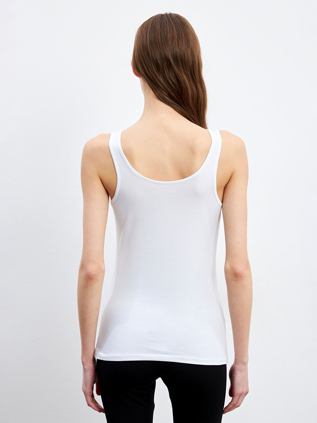 Женская майка с U-образным вырезом-7