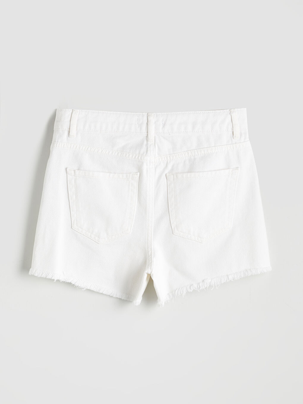 Beyaz Standart Fit Yırtık Detaylı Kadın Jean Şort-5