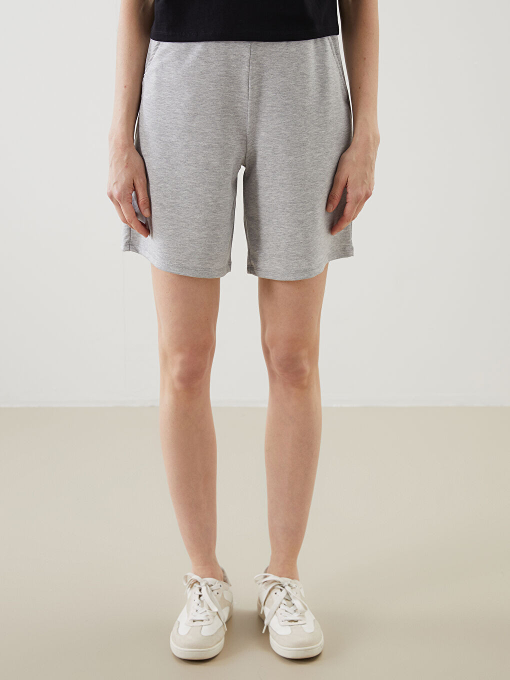 Gri Beli Lastikli Kadın Şort-2