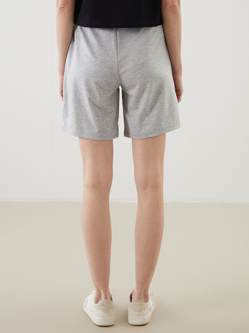 Gri Beli Lastikli Kadın Şort-4