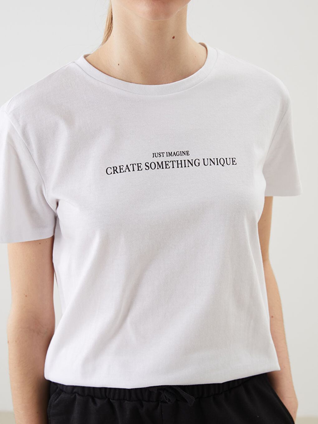 Женская футболка с круглым вырезом и принтом-2