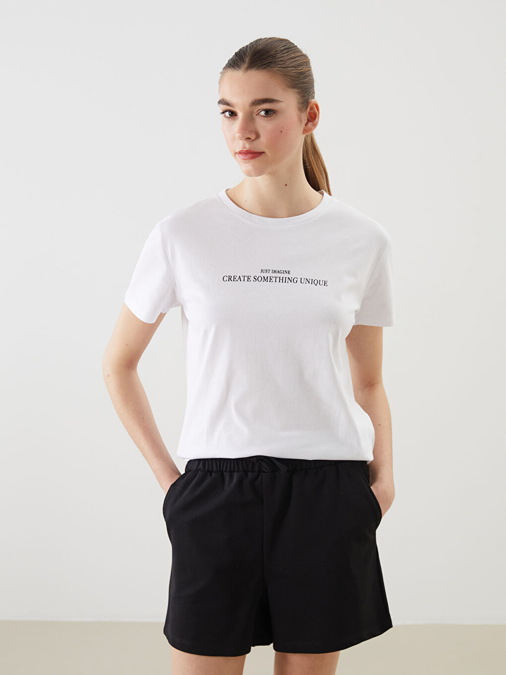 Женская футболка с круглым вырезом и принтом