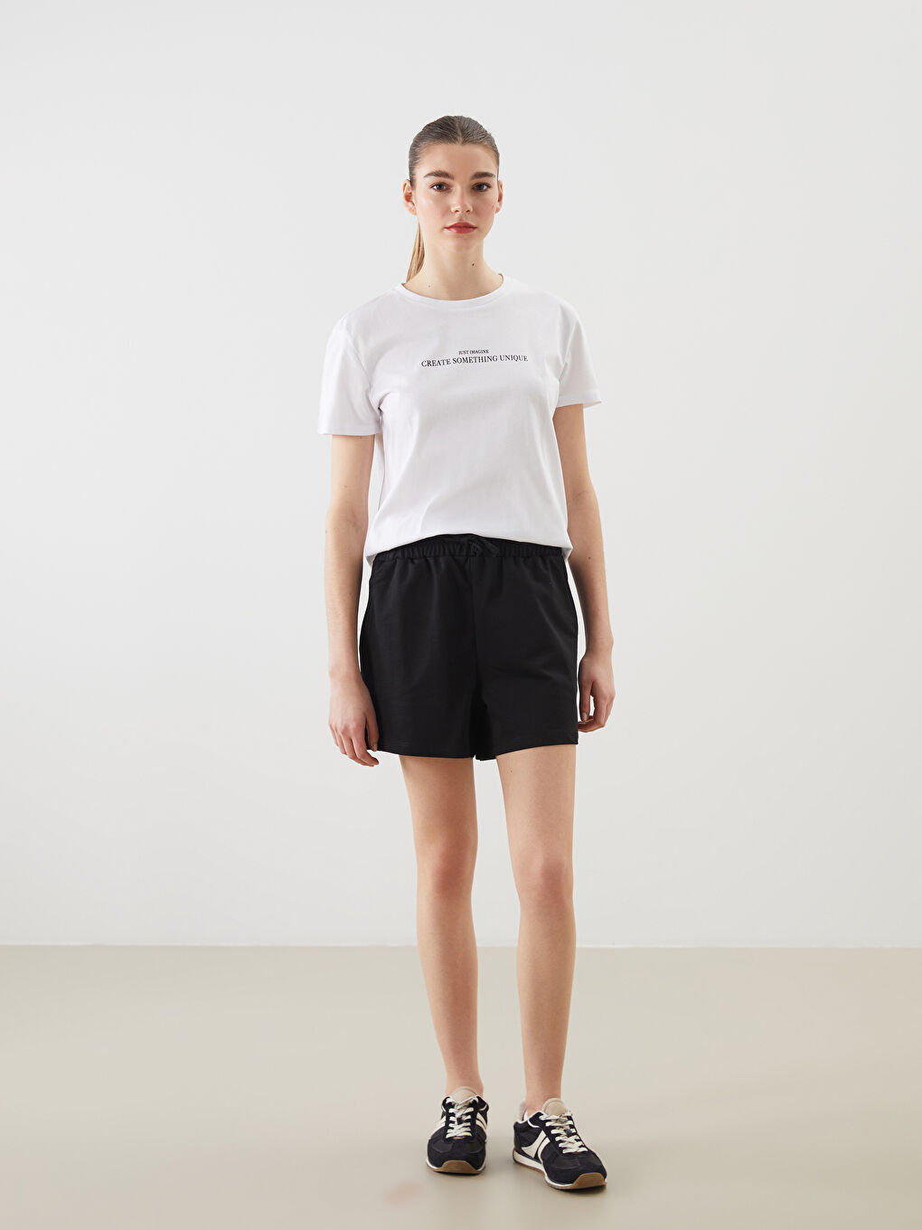 Женская футболка с круглым вырезом и принтом-1