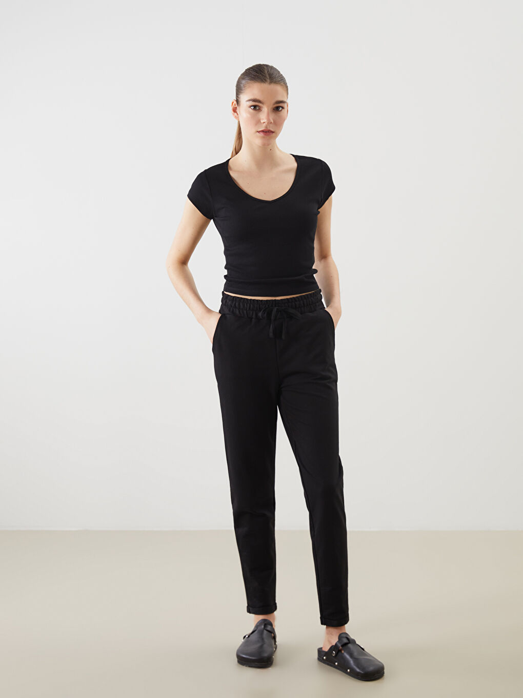 әйелдерге арналған v жағалы футболка-1