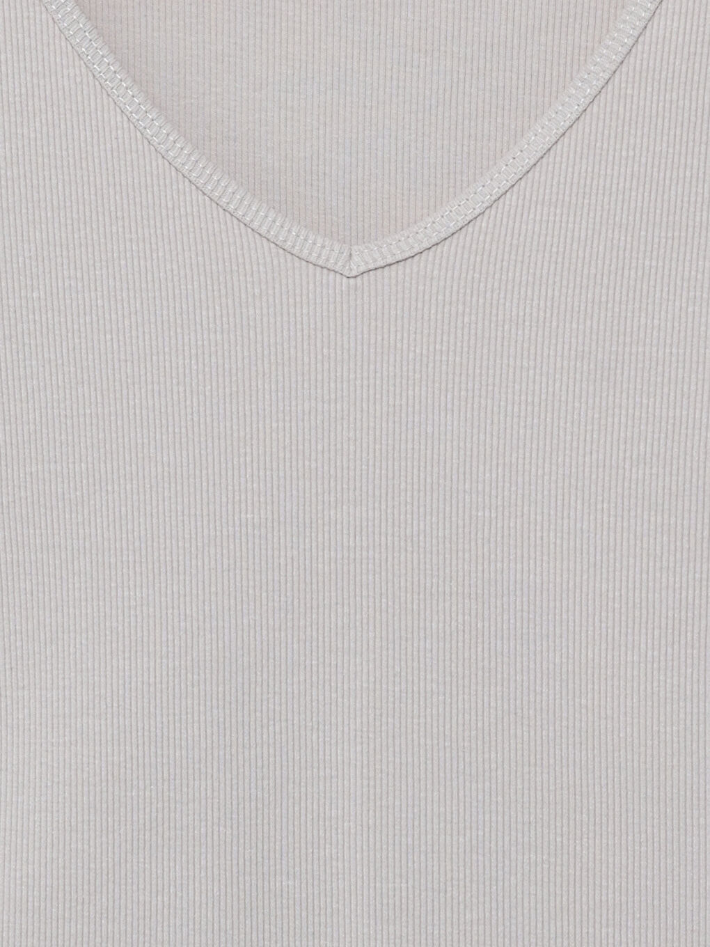 Женская футболка с V-образным вырезом-2