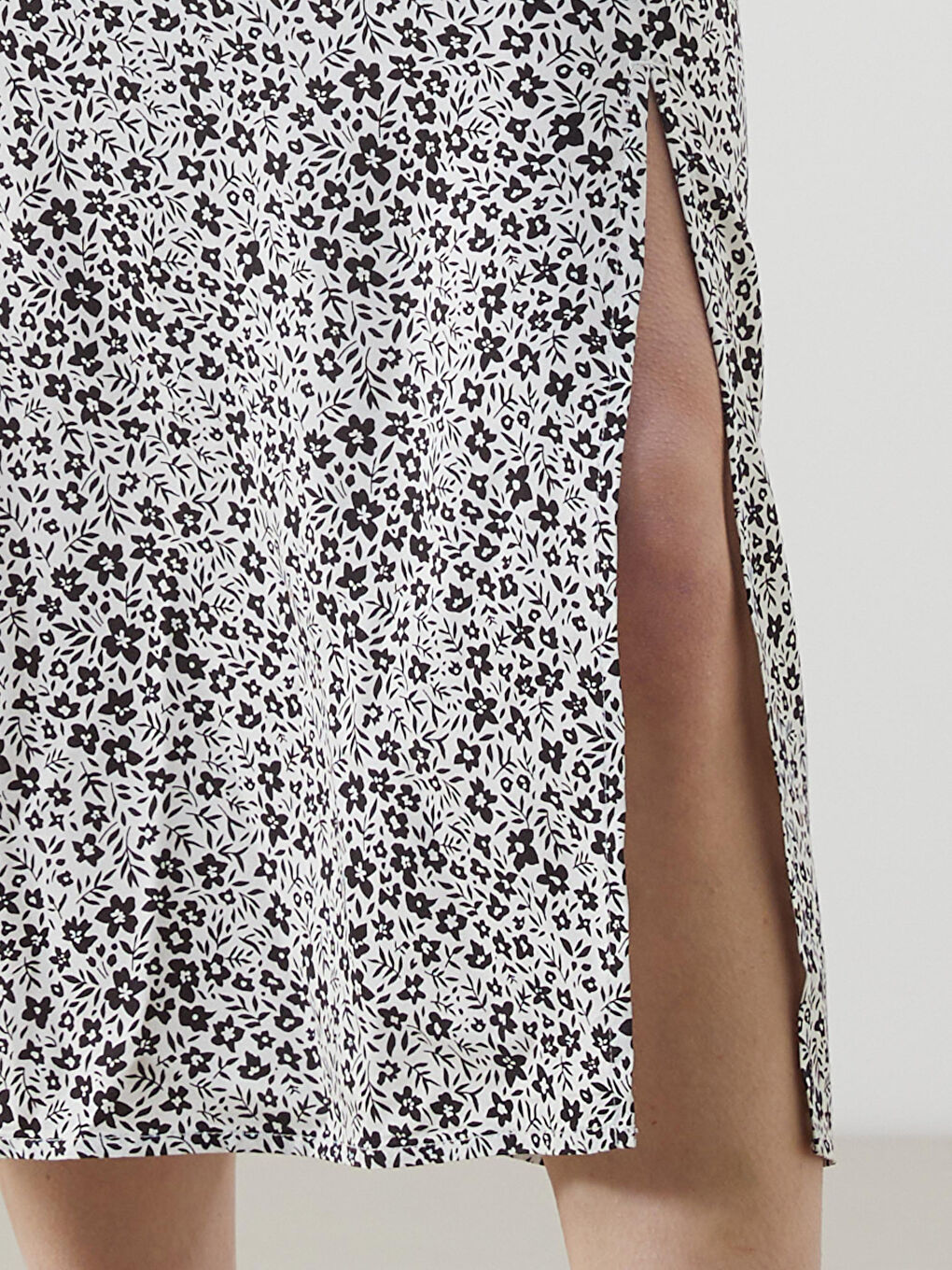 V-Neck Floral Dress -S5JL76Z8-LU7
