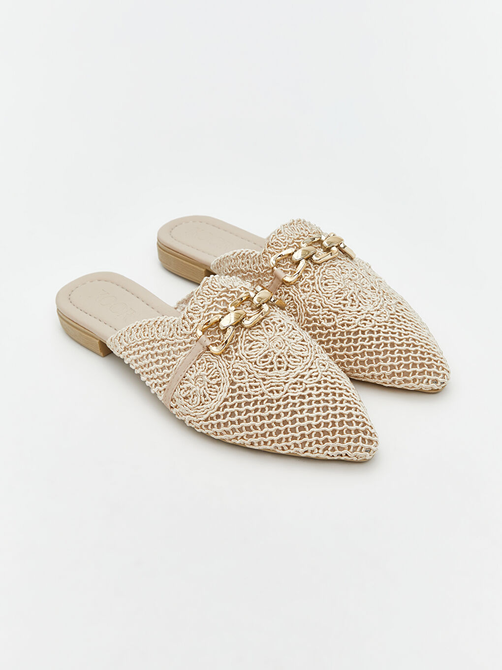 Bej Metal Zincir Detaylı Sivri Burun Terlik