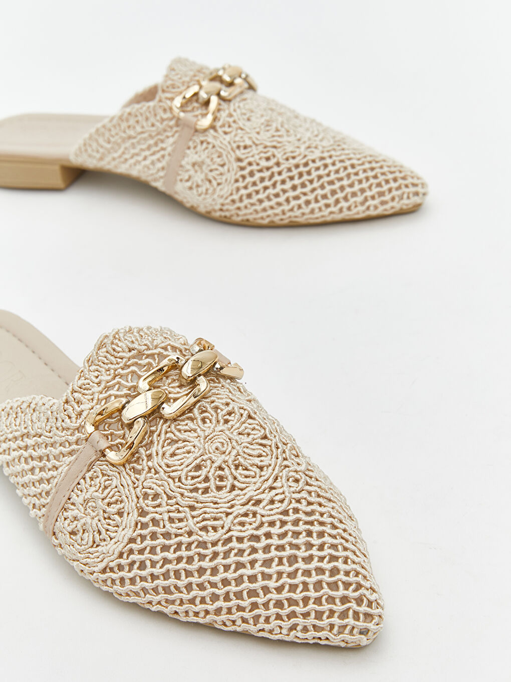 Bej Metal Zincir Detaylı Sivri Burun Terlik-2