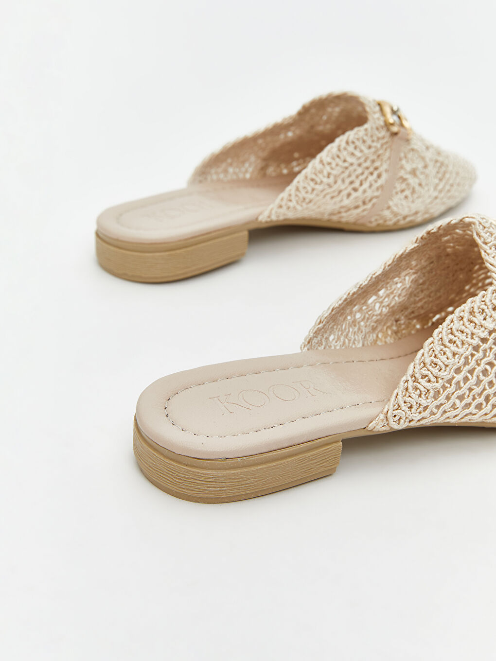 Bej Metal Zincir Detaylı Sivri Burun Terlik-4