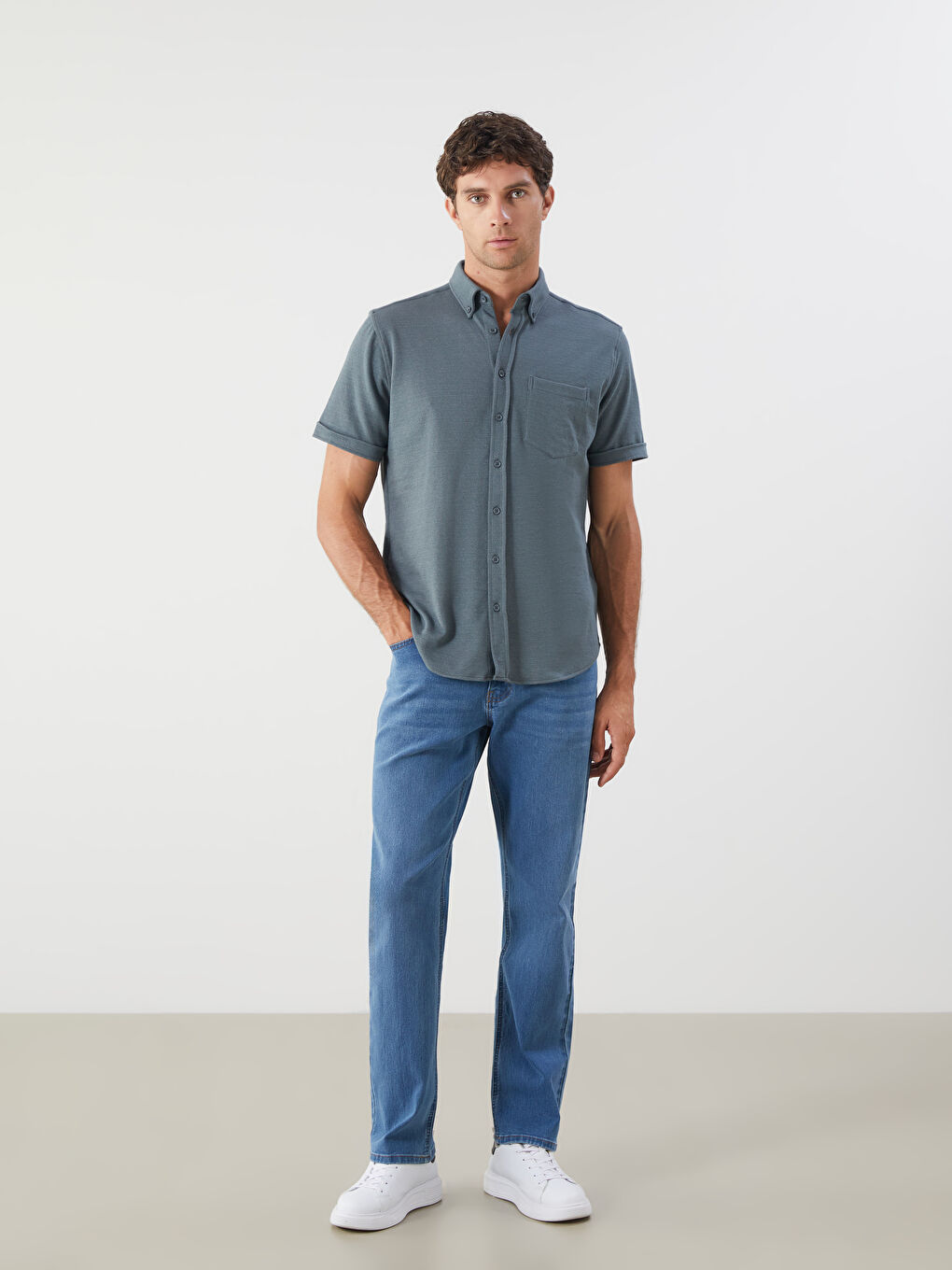 قميص رجالي بقصة عادية وكم قصير-1