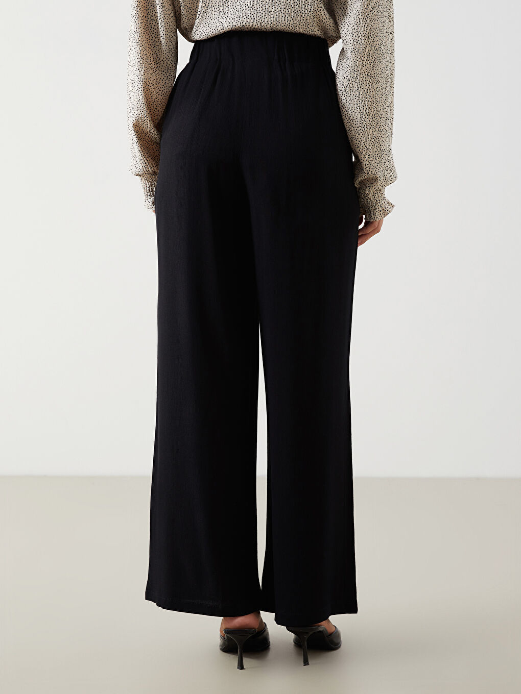 Siyah Beli Lastikli Dokulu Geniş Paça Kadın Pantolon-4