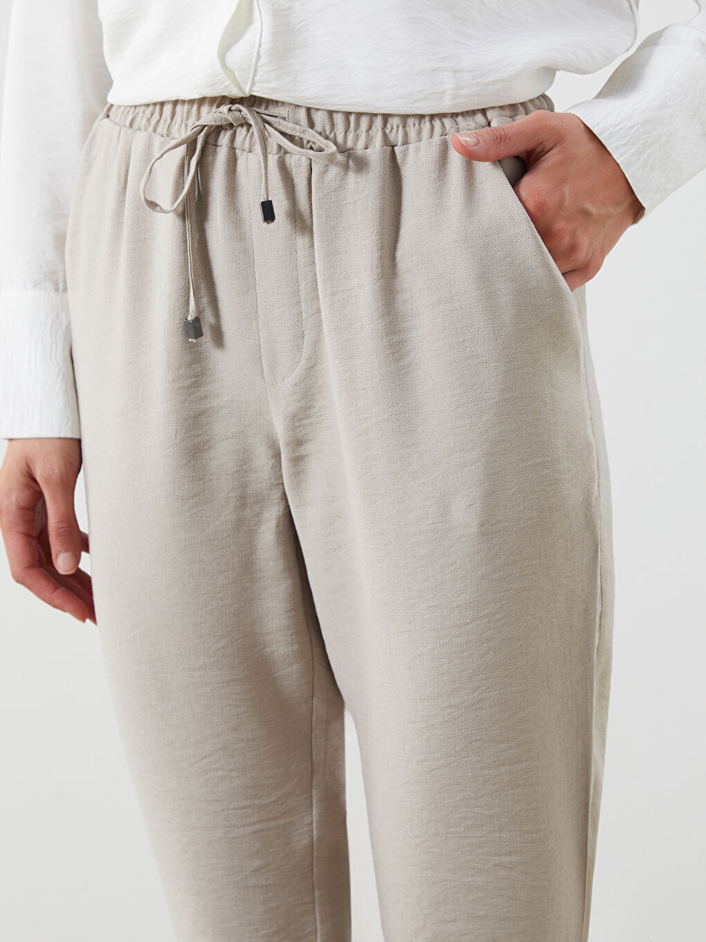 Pantalone sa elastičnim strukom i šargarepa krojem za žene-2