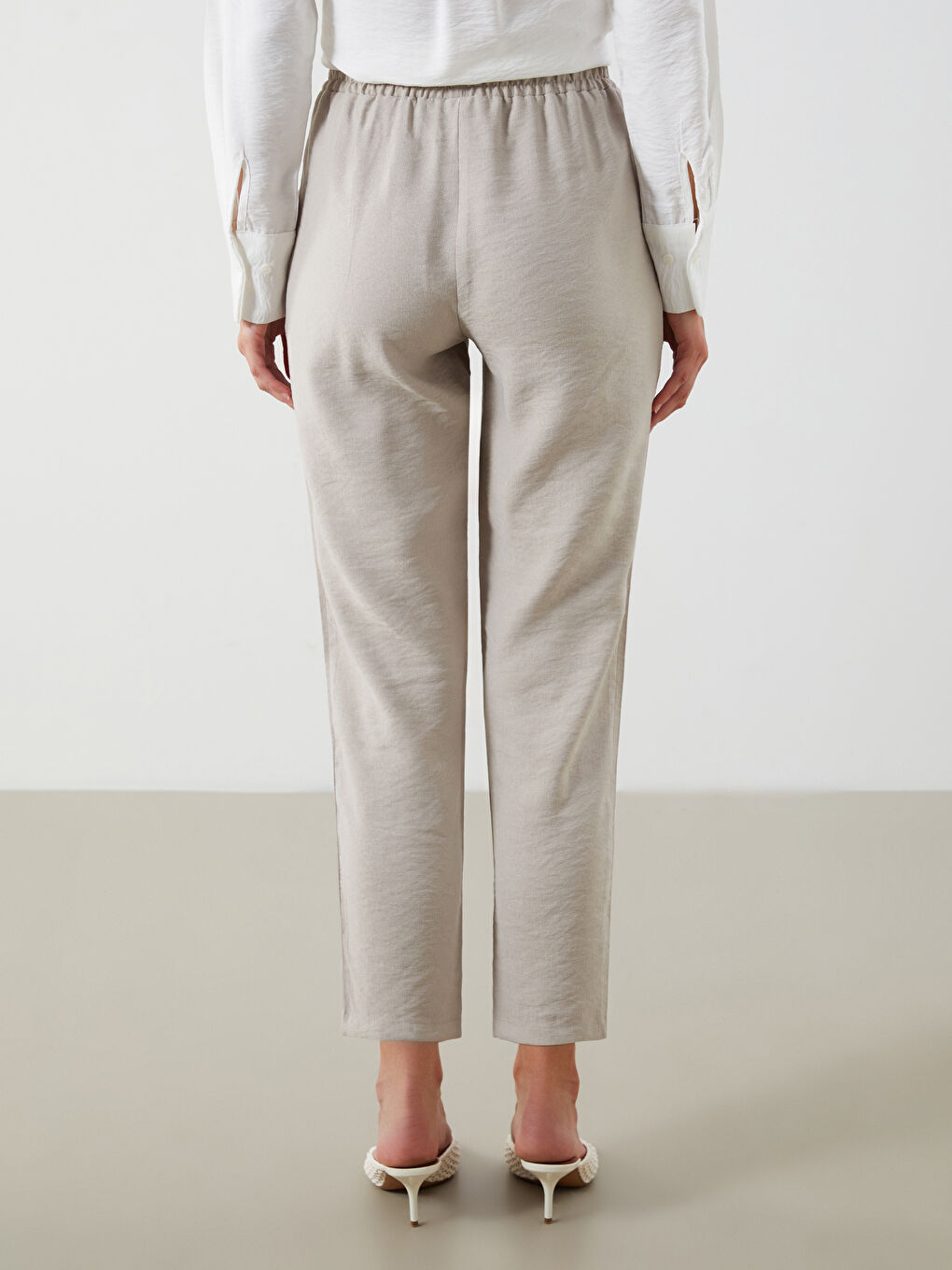 Pantalone sa elastičnim strukom i šargarepa krojem za žene-3